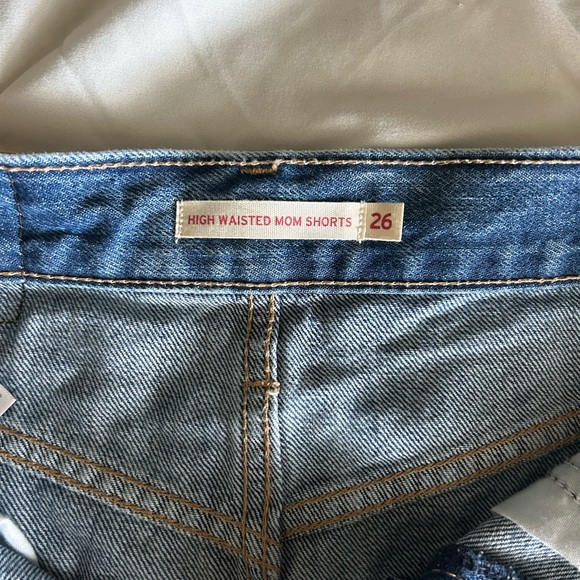 Levi’s High Waisted Mom Shorts - Picture 3 of 4